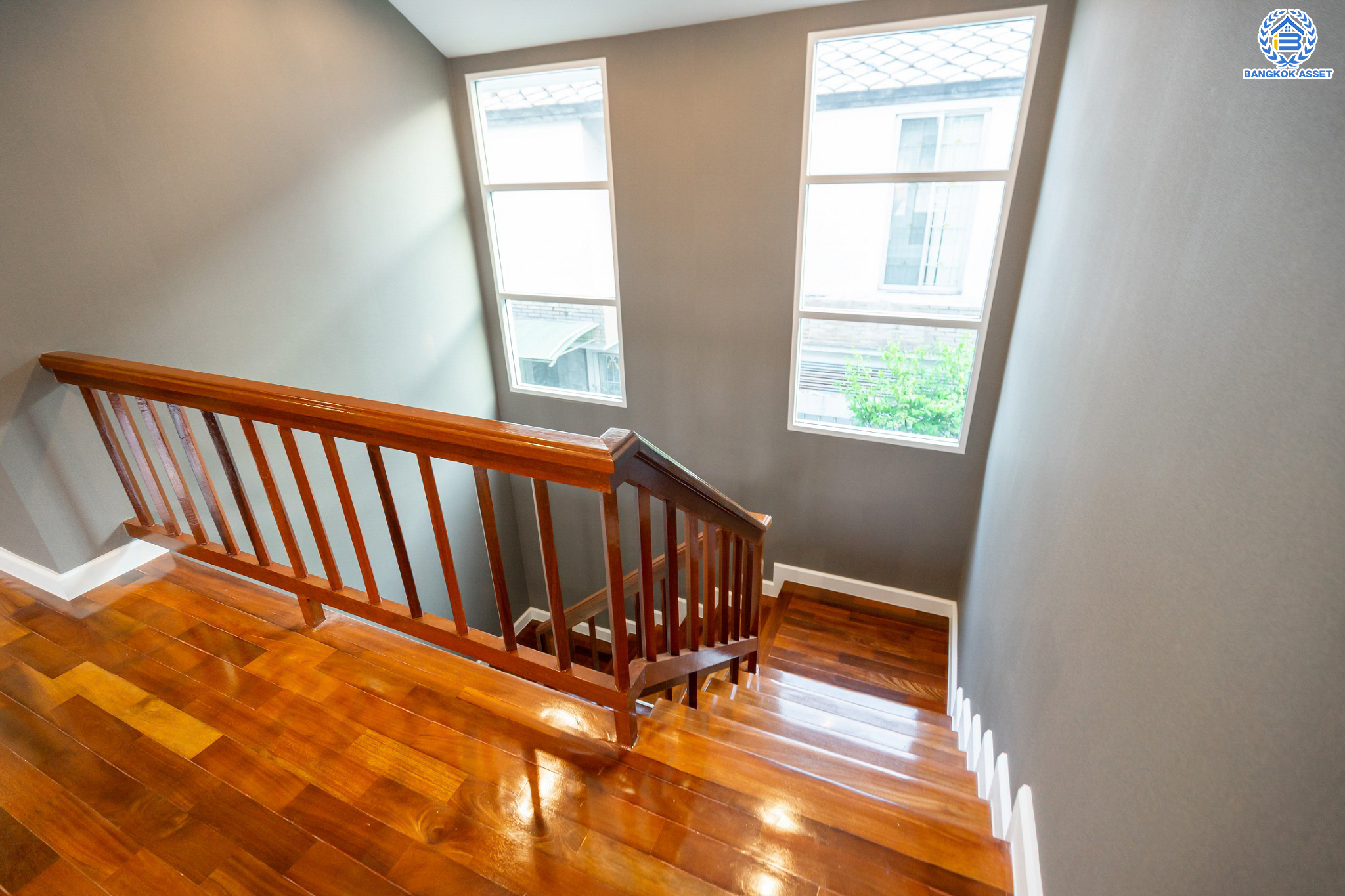 บ้านมือสองตกแต่งใหม่ ม.โนเบิลวานา ปิ่นเกล้า1 บ้านเดี่ยวหลังใหญ่ เนื้อที่ 65.6 ตร.ว. ฟังก์ชัน 3 ห้องนอน 4 ห้องน้ำ 1 ห้องแม่บ้าน จอดรถได้ 2 คัน บนสุดยอดทำเลเดินทางสะดวก หน้าโครงการติดถนนใหญ่บรมราชชนนี ใกล้ทางคู่ขนานลอยฟ้าบรมราชชนนี ม.มหิดล เซ็นทรัลศาลายา และรายล้อมด้วยสิ่งอำนวยความสะดวกครบ